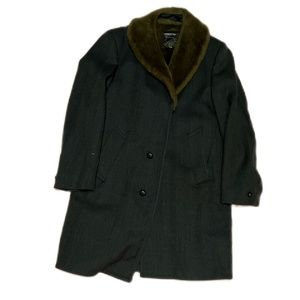 London Fog wool coat. Maincoats style. Wool. Faux fur trim.   Size 40.